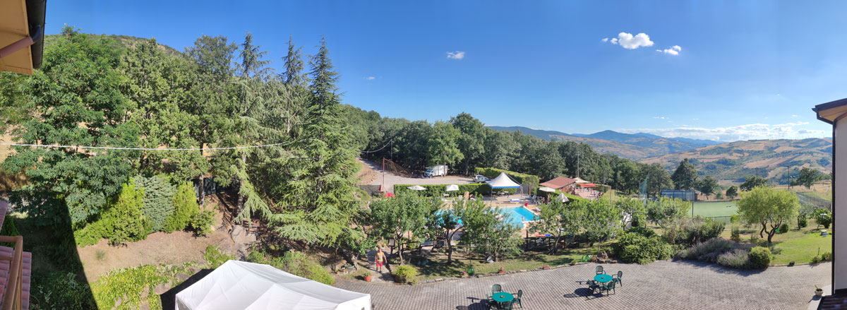 Vista panoramica degli spazi esterni e delle colline intorno all’agriturismo